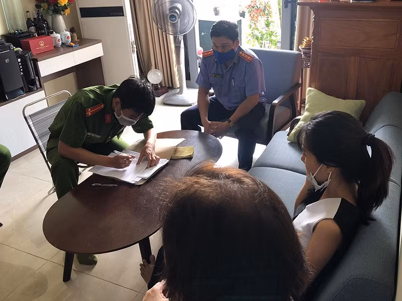 Cùng thời điểm trên, lực lượng công an tiếp tục kiểm tra cơ sở massage Thùy Dương (khu phố 5, phường Tân Hiệp) có 3 phòng nhân viên nữ kích dục cho khách nam. Tại cơ sở massage Vạn An Bình trên đường Đồng Khởi (phường Tân Hiệp) phát hiện có 1 phòng nhân viên nữ cũng đang massage kích dục cho khách... 