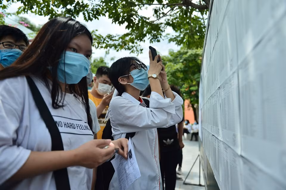 Điểm thi cũng yêu cầu thí sinh nghiêm túc thực hiện các biện pháp phòng chống dịch bệnh như rửa tay với nước sạch và xà phòng, đeo khẩu trang đúng cách, tránh tụ tập đông người trước và sau khi thi, đảm bảo giãn cách.