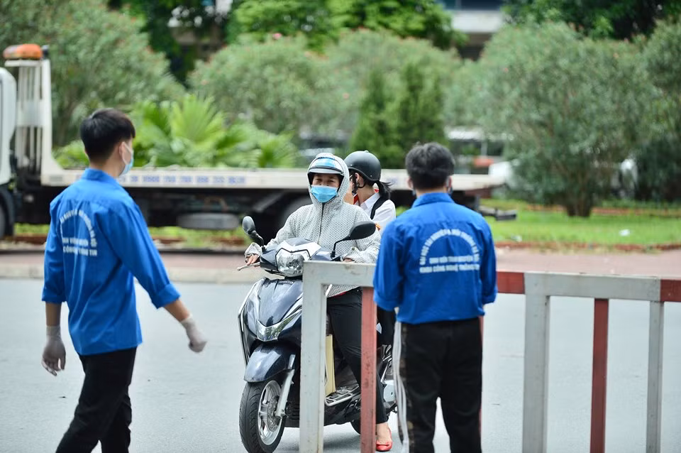 Các thí sinh được yêu cầu đo thân nhiệt ở nhà trước khi đến điểm thi. Nếu có dấu hiệu bất thường về sức khỏe như ốm, họ, sốt hoặc khó thở..., thí sinh phải báo ngay cho điểm thi để được xử lý kịp thời.
