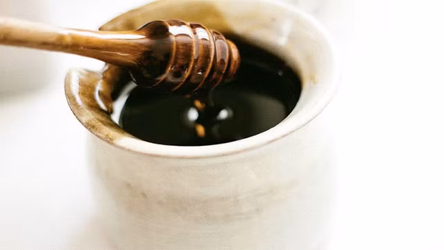 Các Pharaoh Ai Cập có cách đuổi ruồi độc đáo - bôi mật ong lên cơ thể những người nô lệ đứng gần mình. Như vậy, ruồi sẽ chỉ đậu lên người nô lệ.