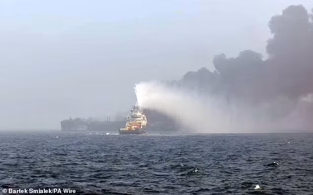 Khi đó, tàu MV Solong chở natri xyanua treo cờ Bồ Đào Nha đã đâm vào một tàu chở dầu cho máy bay phản lực của quân đội Mỹ đang neo đậu. Ảnh: PA.