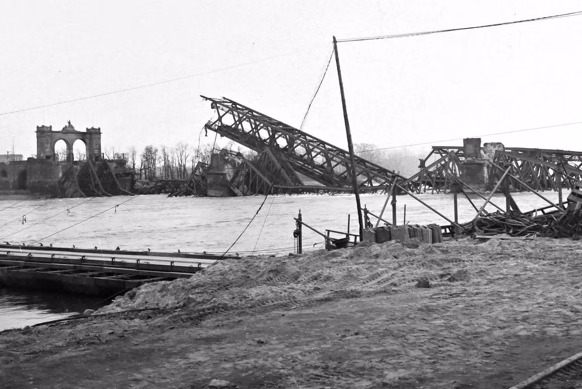 Cầu Mannheim-Ludwigshafen nằm trên sông Rhine bị phá hủy.