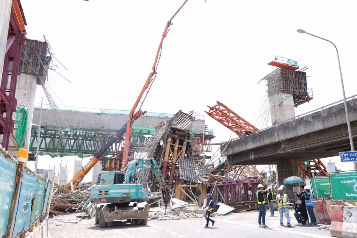 Toàn cảnh vụ sập cầu tại thủ đô Thái Lan, nhiều thương vong - Hình 8 Toan canh vu sap cau tai thu do Thai Lan, nhieu thuong vong-Hinh-8