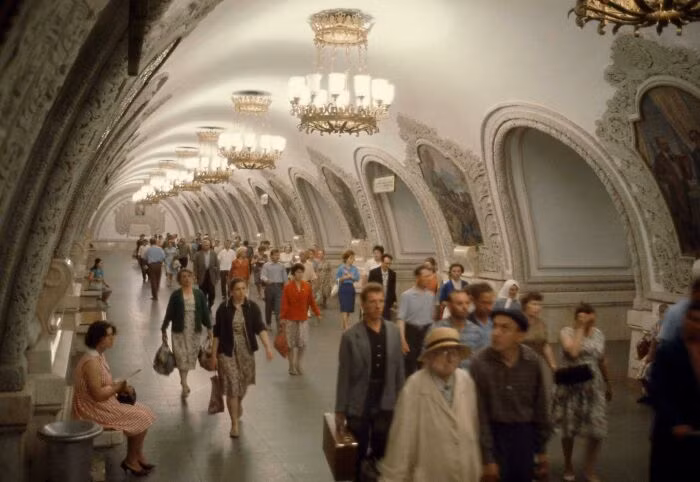 Bên trong ga tàu điện ngầm Kievskaya ở Liên Xô năm 1964.