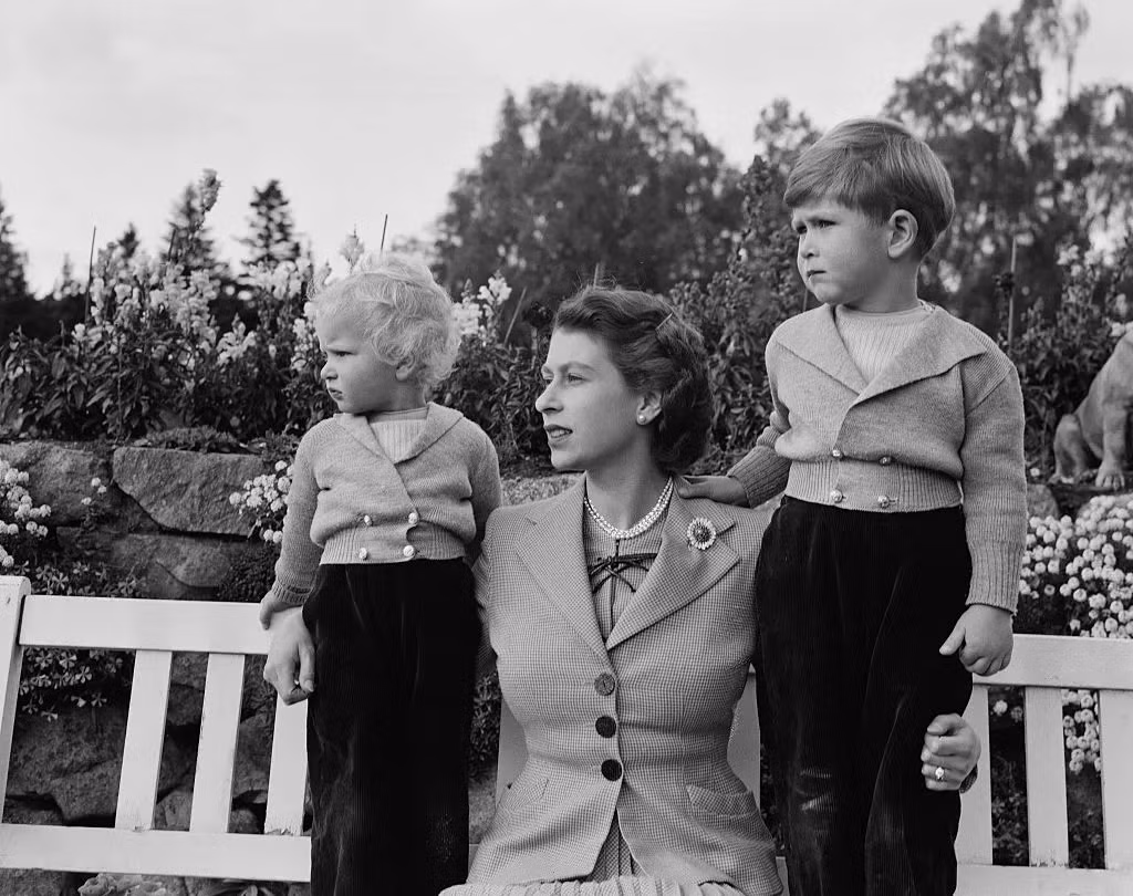 Vua Charles chụp ảnh bên mẹ, Nữ hoàng Elizabeth II, và em gái, Công chúa Anne, tại khuôn viên Lâu đài Balmoral, Scotland, ngày 14/11/1952. Ảnh: GI.