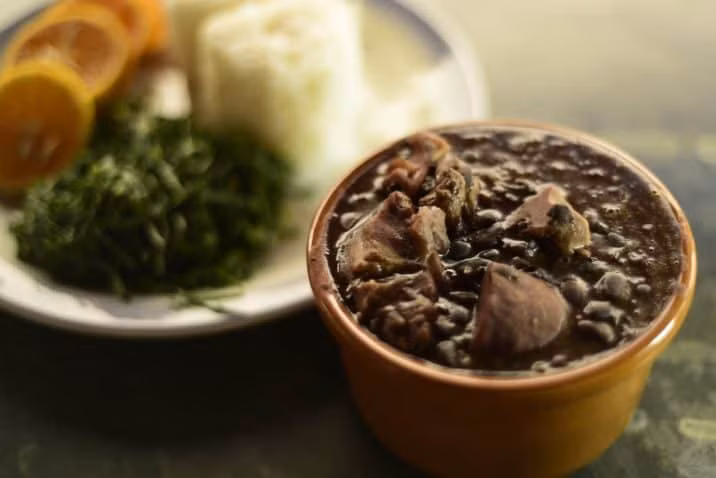 Feijoada được coi là món ăn quốc gia của Brazil. Ảnh: FK.