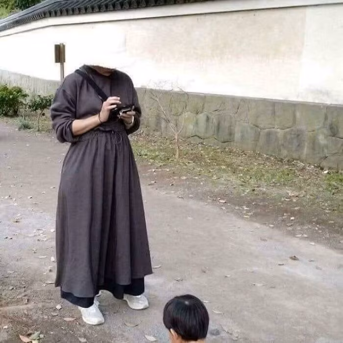 Thoạt nhìn chắc hẳn không ít người giật mình khi nhìn tấm hình này. Trên thực tế, chiếc mũ trắng mà người phụ nữ đội vô tình trùng hợp với màu bức tường nên khiến phần đầu của cô như tàng hình.