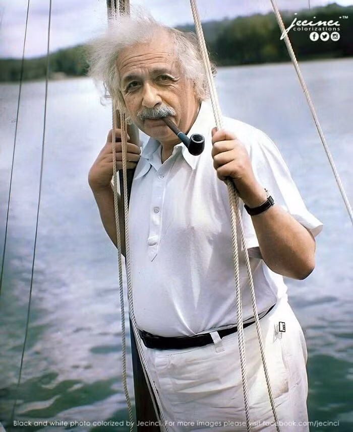 Nhà vật lý Albert Einstein đi thuyền trên hồ Saranac, tại công viên Adirondack, New York (Mỹ), năm 1936.