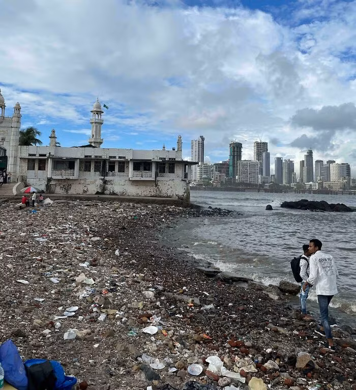 Một bãi biển ở Mumbai, Ấn Độ.