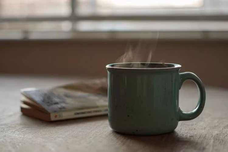 Gần đây, một nữ nhân viên vệ sinh 56 tuổi ở Ba Lan đã bị bắt giữ và đối mặt với án tù 20 năm với cáo cuộc đầu độc đồng nghiệp chỉ vì "không ưa nạn nhân". Người này đã phun chất tẩy rửa và chất độc hại khác vào chai nước của nạn nhân trong thời gian dài. Ảnh: Unsplash.