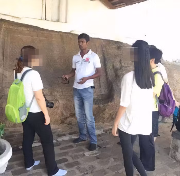 Một hướng dẫn viên du lịch địa phương chia sẻ với hãng truyền thông Trung Quốc Hongxing News rằng nhiều người đã bị thương và thậm chí mất mạng sau khi chụp ảnh kiểu này. Ảnh: 163.com.