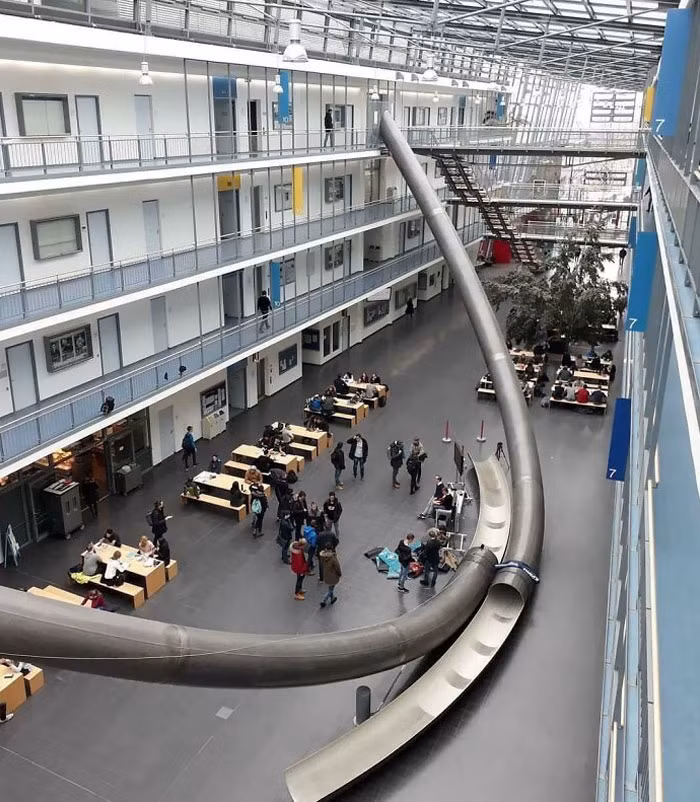 Đại học Kỹ thuật Munich có cầu trượt ở tầng 4 nếu bạn không muốn đi cầu thang.