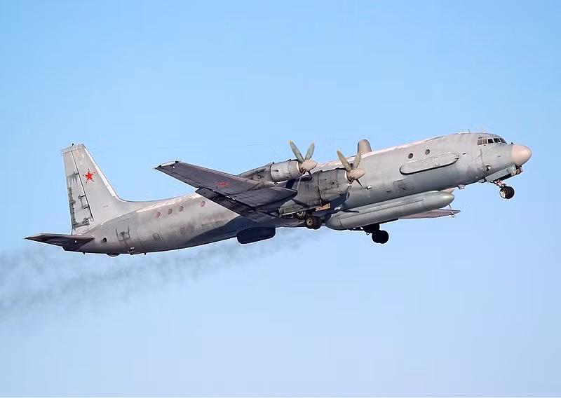 Ngoài phiên bản máy bay săn ngầm Il-38, Il-18 còn được dùng làm nền tảng phát triển máy bay trinh sát - chỉ huy đặc biệt cho Không quân Liên Xô (Nga). Ví dụ như phiên bản trinh sát điện tử Il-20M; máy bay chuyển tiếp trên không Il-20RT; máy bay chỉ huy đường không Il-22.