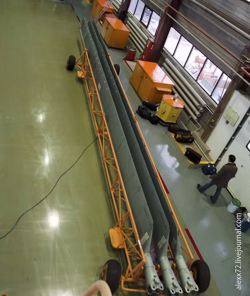 Để nâng chiếc máy bay khổng lồ này lên trời, người ta trang bị cho nó cánh quạt 5 lá với đường kính tới 32m.