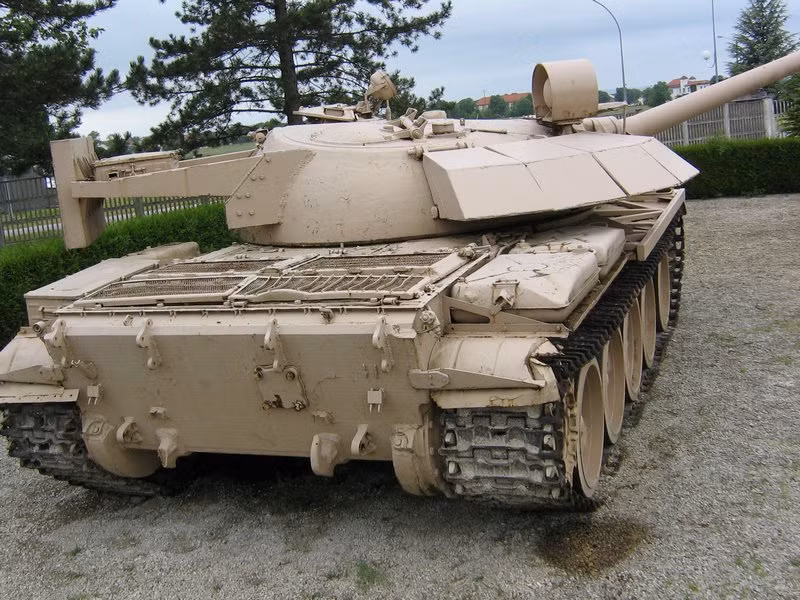 Iraq còn đi xa hơn cả T-55AM Liên Xô là trang bị module giáp đằng sau tháp pháo (thường ít được lắp trên cả xe tăng hiện đại). Lớp giáp này không được ốp trực tiếp vào tháp pháo mà nắm cách một khoảng nửa mét.