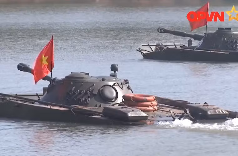 Hiện trang bị cơ giới chủ lực trong các chiến dịch đổ bộ đường biển của Hải quân đánh bộ Việt Nam là xe tăng bơi PT-76B do Liên Xô (cũ) sản xuất. Đây là loại xe tăng có khả năng bơi tốt, trang bị hỏa lực mạnh D-56T 76,2mm có thể khai hỏa trong khi hành tiến cả trên bộ và trên biển.
