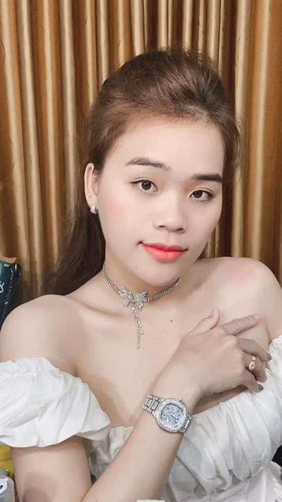 Thu nhập tốt, Ngân Thảo cũng đầu tư cho bản thân những bộ cánh mới, trang sức phụ kiện đi kèm cũng cực kỳ sang xịn.