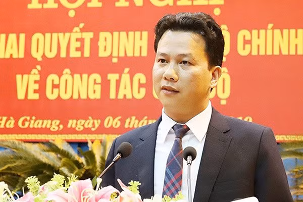 Trước đó, năm 2016, ông Khánh được bầu làm Chủ tịch UBND tỉnh Hà Tĩnh khi mới 40 tuổi và được ghi nhận là Chủ tịch tỉnh trẻ nhất cả nước. Ông Khánh có trình độ Tiến sĩ chuyên ngành Quản lý đô thị và công trình, Kỹ sư xây dựng dân dụng và công nghiệp. 