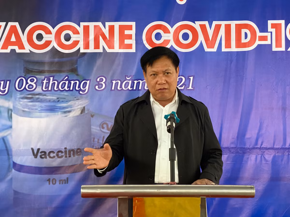 Can canh nu nhan vien y te dau tien o Hai Duong duoc tiem vac-xin COVID-19