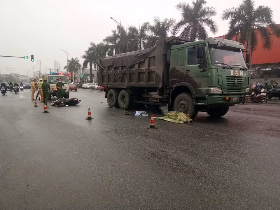 Hai Duong: O to tai va cham xe may khien hai phu nu thuong vong