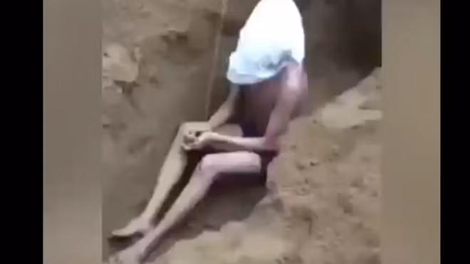Trước đó, sáng 27/3, mạng xã hội đăng tải video ghi lại cảnh nam thanh niên bị nhóm người tra tấn. Trong đoạn video, một nam thanh niên bị một nhóm thanh niên khác lột đồ, hành hung. Nạn nhân còn bị bắt quỳ xuống tại một bãi đất trống ven sông để nhóm người quay clip nhục mạ. Sau đó, nhóm người đào hố, sau đó trói tay, lấy bao tải trùm đầu nam thanh niên rồi đẩy xuống hố để chôn sống. 
