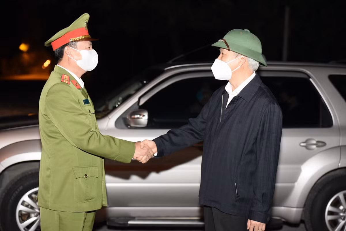 Ông Lê Đình Long bắt tay chúc mừng Trưởng công an TP Hải Dương Nguyễn Tuấn Hưng.