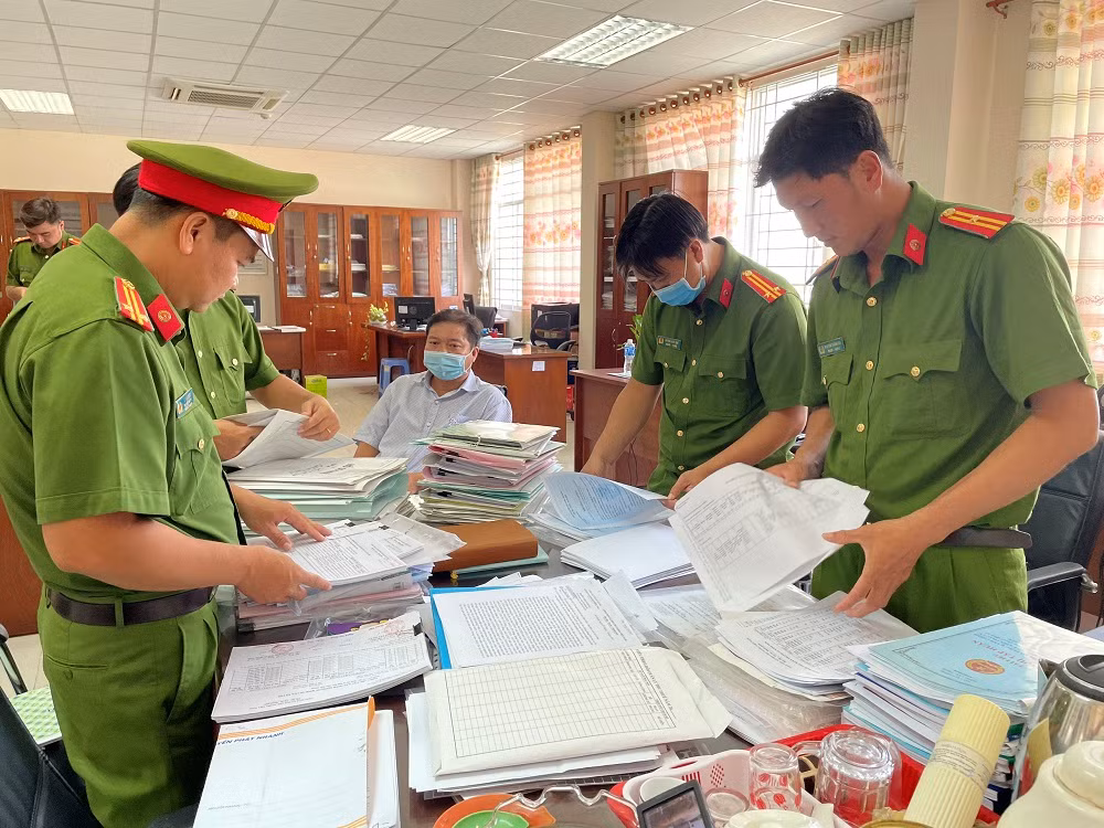 Như vậy, đến nay, Công an tỉnh An Giang đã khởi tố 10 đối tượng nên trên và đang tiếp tục mở rộng điều tra vụ án để xử lý nghiêm minh các đối tượng có liên quan theo pháp luật.