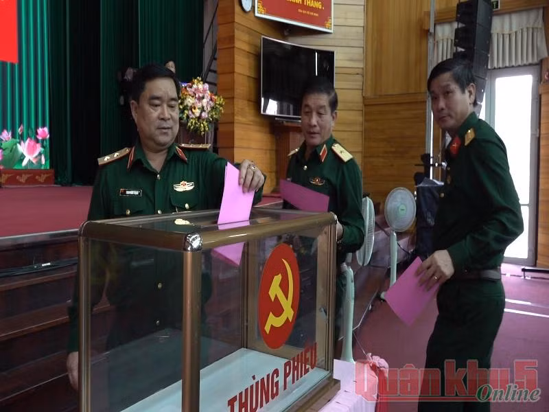 Tại Quân khu 5, Đại tá Lê Ngọc Hải, Phó Tư lệnh, Tham mưu trưởng Quân khu được giới thiệu tham gia ứng cử ĐBQH. Ảnh: Quân khu 5
