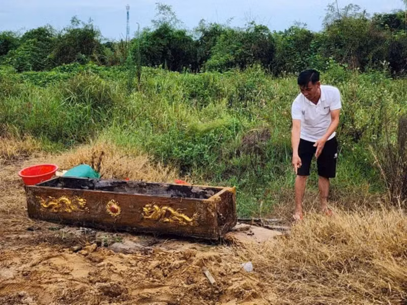 Ban đầu chị L. và gia đình không tin vì bố chồng chị mất đã nhiều năm, cũng không ai tưởng tượng được có loại tội phạm quái gở như vậy. Chị L. nghĩ có ai đó cố tình trêu đùa, lừa gạt mình nên bỏ qua tin nhắn ấy. Thế nhưng, khi ra phần mộ của bố ở nghĩa trang làng Triều Công để kiểm tra, cả gia đình choáng váng phát hiện mộ đã bị đào bới lộ phần quan tài và thủng một góc, bên trong mất một phần hài cốt. (Ảnh CAND) 