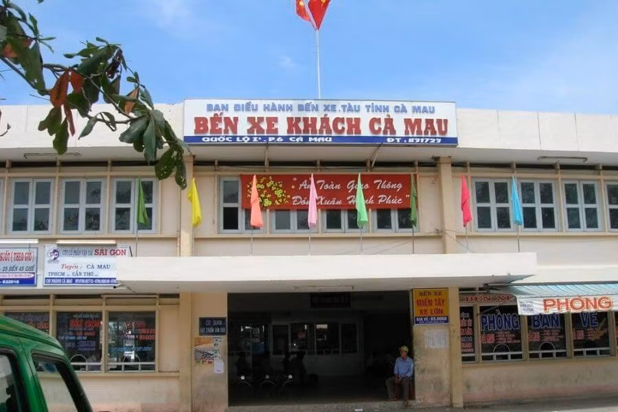 Nhận được tin báo động trời của Châu, ông D. vội vàng báo cho Công an xã Sơn Phú đến kiểm tra, thì phát hiện sự thật kinh hoàng. Cùng với công tác khám nghiệm hiện trường, khám nghiệm tử thi, lực lượng Công an tỉnh Bến Tre tỏa đi nhiều hướng về các tỉnh miền Tây, TP HCM để truy tìm hung thủ. Sau nhiều giờ thuyết phục gia đình khuyên nhủ và đấu tranh với Châu qua điện thoại, cuối cùng đối tượng đã đến cơ quan Công an đầu thú vào tối 12/9/2013(Ảnh minh họa, nguồn internet)