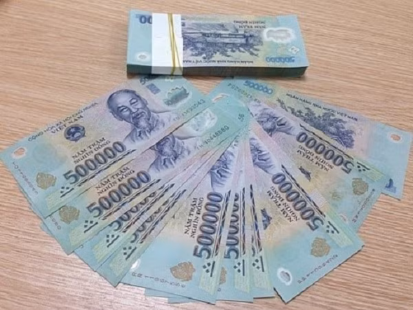 Sau đó, gã kéo xác bà C. đến góc bếp, bỏ xác nạn nhân vào cái hố sâu có sẵn, rồi dùng cát lấp đi. Phi tang xác nạn nhân xong, Châu đem số vàng đựng trong túi nhựa màu đen chôn trong chậu kiểng trước nhà. Nhiều tài sản còn lại của nạn nhân, Châu lấy mang theo người rồi bỏ trốn. Thông tin từ người thân của nạn nhân cho biết, khi đi chợ bà C. có mang theo số tài sản gồm: 6.000.000 đồng tiền mặt; 6,5 chỉ vàng 18k; 17,5 chỉ vàng 24k... cùng với sổ tiết kiệm 50.000.000 đồng. (Ảnh minh họa, nguồn internet) 