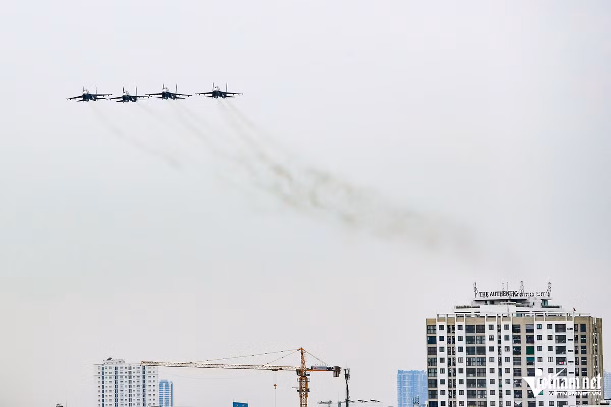 Theo kế hoạch luyện tập, có 7 chiếc tiêm kích Su-30MK2 cất cánh từ sân bay Kép (tỉnh Bắc Giang), bay thành hai biên đội, một biên đội gồm 3 chiếc bay trước và 4 chiếc bay tiếp theo. Tương tự 7 chiếc trực thăng họ Mi cất cánh từ Sân bay Hòa Lạc (Hà Nội), chia làm hai đội bay, đội 3 chiếc bay trước và 4 chiếc bay kế tiếp.