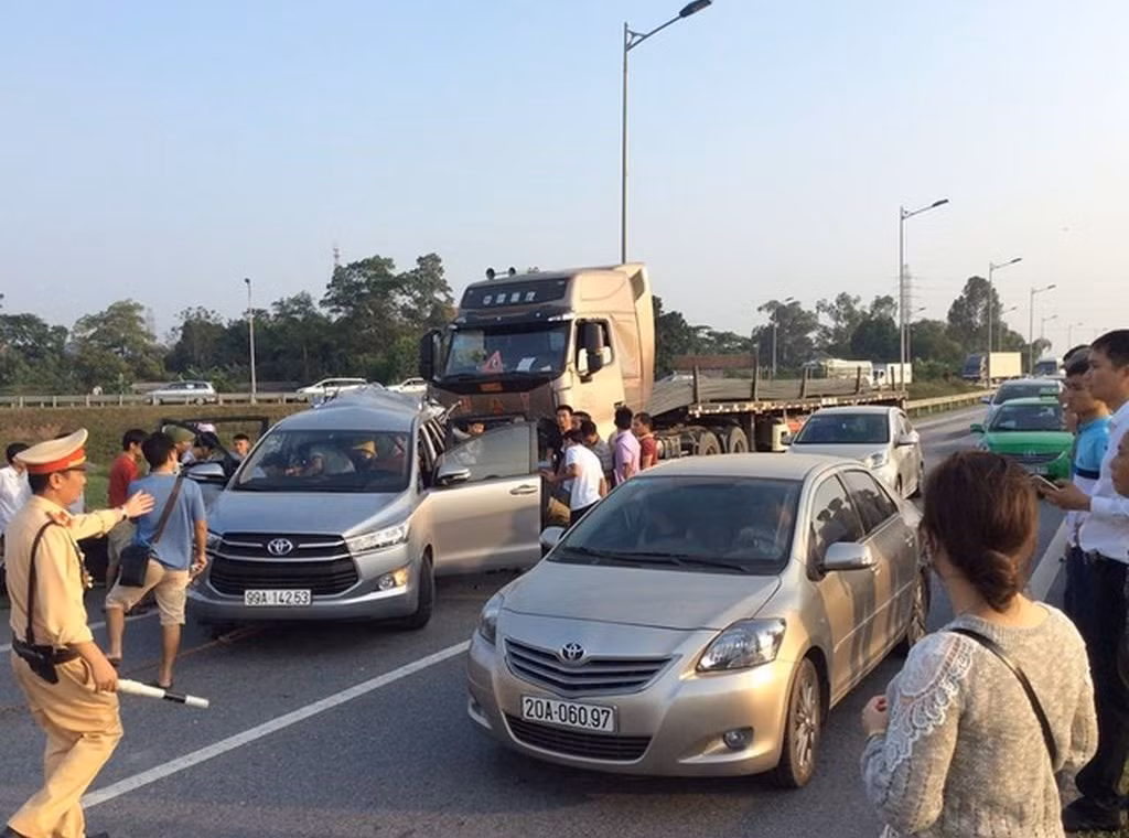 Xem canh thuc nghiem hien truong vu xe Innova di lui tren cao toc-Hinh-4