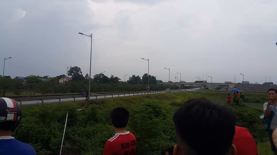 Xem canh thuc nghiem hien truong vu xe Innova di lui tren cao toc-Hinh-9