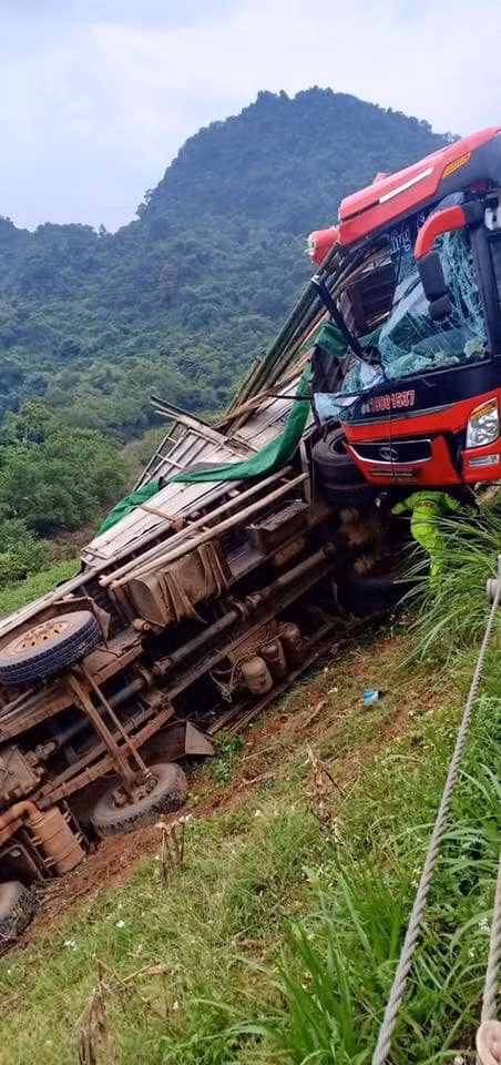 Hoa Binh: Xe khach tong xe tai 16 nguoi thuong vong-Hinh-3