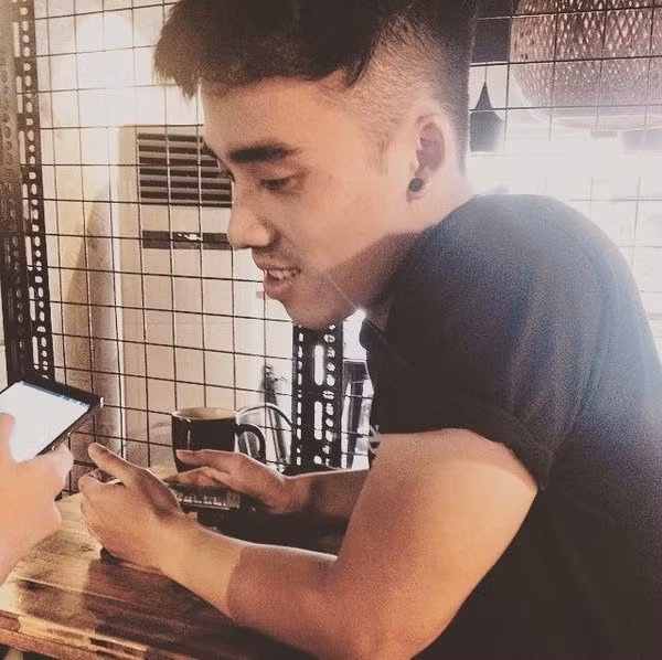 Chỉ biết vài ngày nay, rất nhiều cô gái đã ghé quán cafe này, lén chụp ảnh các nhân viên và khoe lên mạng, đồng thời bày tỏ cảm xúc, sự thích thú của bản thân trước ngoại hình của các “soái ca”.