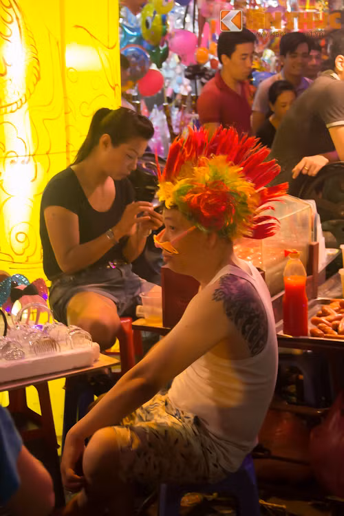 Cảnh người dân từ già, trẻ, gái, trai đẹo mặt nạ, hoá trang loè loẹt là cảnh rất thường thấy, phổ biến ở chợ Trung Thu những ngày này.