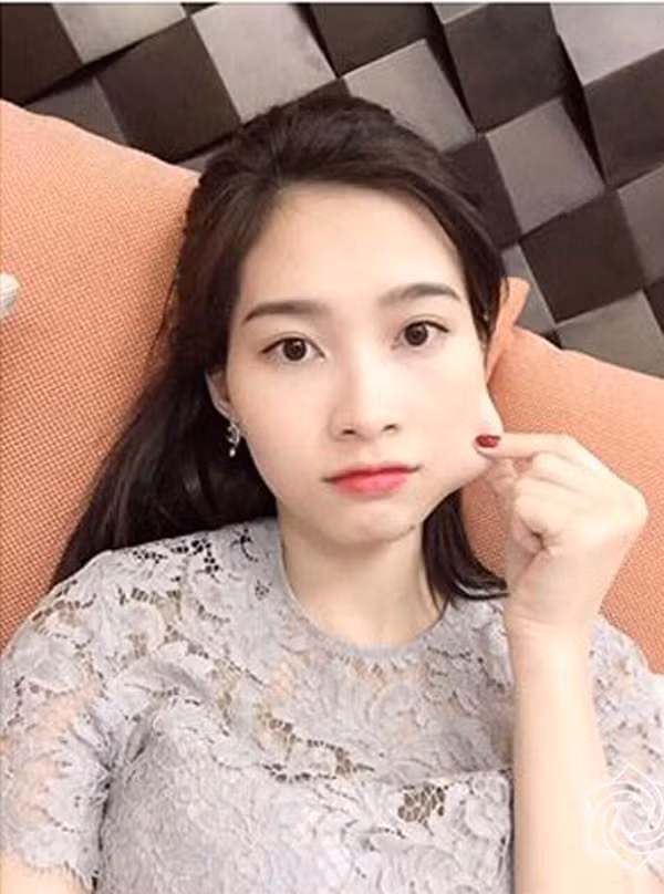 Dân mạng Hàn Quốc và một số quốc gia khác thời gian gần đây đang rộ lên phong trào chụp ảnh véo má. Các cô gái trẻ, xinh đẹp đặc biệt thích kiểu chụp ảnh này bởi nó giúp họ khoe được khá nhiều vẻ dễ thương, tinh nghịch nhưng cũng không kém phần quyến rũ của mình.