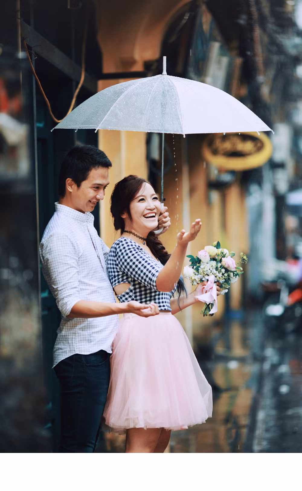 Điều đặc biệt nhất của bộ ảnh đó là những góc hình lãng mạn dưới cơn mưa tầm tã của hai nhân vật chính.