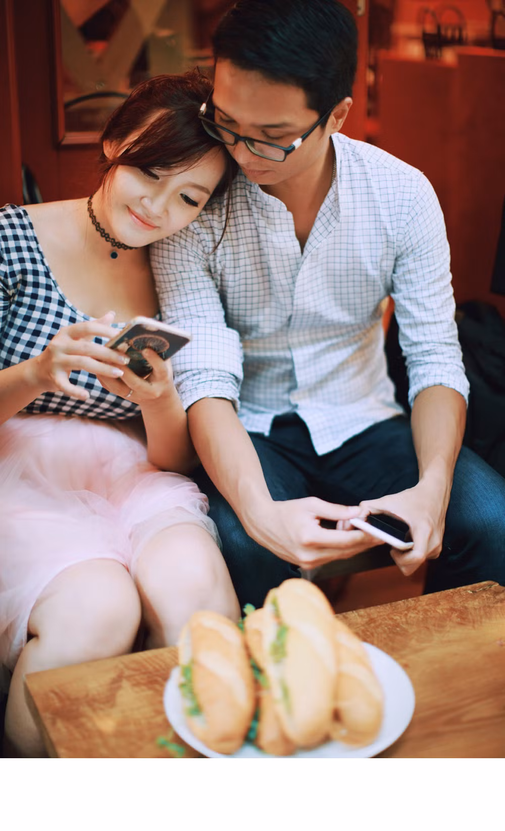 “Có lẽ điều khiến tôi cảm thấy vui nhất khi chụp ảnh cưới cho các cặp đôi đó là được ngắm nhìn gương mặt rạng rỡ, nụ cười hạnh phúc của họ mỗi khi bên nhau, cho dù trời nắng ráo hay mưa dầm”.