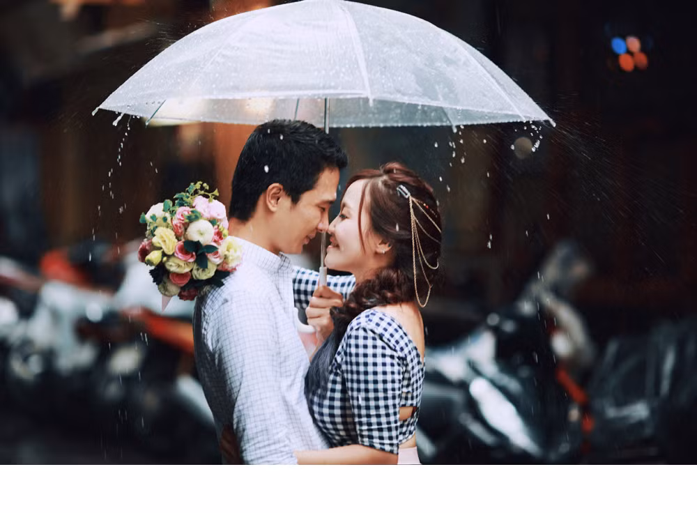 Nhưng với tinh thần “hi sinh hết mình vì nghệ thuật”, cặp cô dâu chú rể Quỳnh Trâm – Đức Trí đã không ngần ngại xuống đường để hoàn thành bộ ảnh cưới “độc nhất vô nhị” của mình.