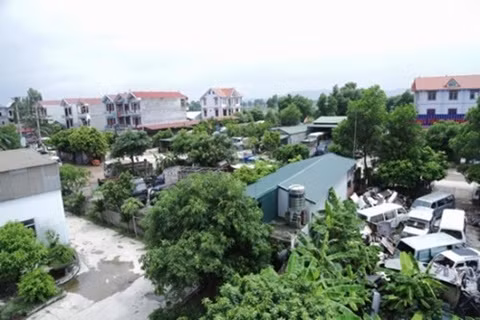 Hai năm trước, tại kho Đầm tỉnh Hải Dương, thanh lý một lô hàng ô tô cũ rất lớn với tổng trị giá gần 100 tỷ đồng. Nhận thấy lợi nhuận cao nên mấy hộ trong thôn Thuyền đã liên kết chung vốn để đấu thầu. Lượng xe ô tô lớn dồn về thôn khiến cho thôn trở thành một "nghĩa địa ô tô cũ".