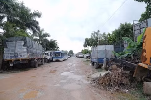 Thôn Thuyền (xã Dĩnh Trì, Tp.Bắc Giang) hay được gọi là “làng đồng nát” trước đây vốn gắn với hình ảnh đôi quang gánh hay chiếc xe đạp thồ đi khắp nơi trong tỉnh và một số tỉnh lân cận để thu mua phế liệu hoặc đổi bằng kẹo kéo thì nay nhiều gia đình đã phất lên nhanh như diều gặp gió nhờ những "nghĩa địa ô tô cũ". Ảnh: Trên con đường vào làng là một "nghĩa địa ô tô cũ" với vô số các loại xe ô tô cũ, máy xúc máy ủi đã qua sử dụng cùng các loại phụ tùng như: trục, bánh xích, lốp… của máy xúc, máy ủi ngổn ngang.