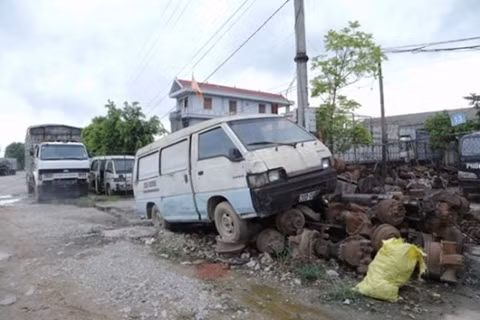 Từ năm 2000 trở lại đây, dân làng Thuyền không còn phải kẽo kẹt trên những chiếc xe đạp cũ kĩ đi về các tỉnh để mua phế liệu mà đã thành lập hẳn những công ty riêng của gia đình, thuê nhân công làm việc. Nhiều công ty đã kí kết những hợp đồng kinh tế trị giá vài chục tỷ đồng, quá nửa số hộ trong làng đã xây dựng nhà cao tầng, nhiều hộ đã sắm ô tô riêng loại "xịn". Ảnh: Hàng trăm ô tô đã đến tuổi "nghỉ hưu", có đủ các thương hiệu như Camry, Hyundai, Mercedes, Toyota, Honda, Mazda và các loại tàu thủy, máy xúc, máy ủi... nằm chềnh ềnh trên bãi. Mỗi chiếc ô tô như vậy có giá vài triệu đến vài chục triệu đồng tùy theo tình trạng của xe.