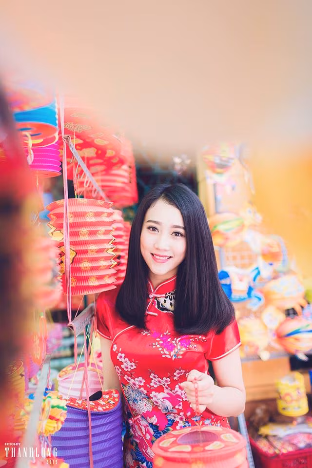 Huỳnh Hồng Loan, sinh năm 1994, còn được biết đến với cái tên hot girl Lona Huỳnh hay bạn gái Sơn Tùng MTP, thời gian gần đây là gương mặt được nhiều bạn trẻ, cư dân mạng biết đến với nhan sắc hấp dẫn và một số hoạt động nghệ thuật. Ảnh: Dương Thanh Long.