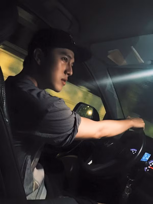 Giọng hát hay của chàng trai cộng với khung cảnh trời mưa bên ngoài khiến đoạn clip trở nên lãng mạn hơn rất nhiều. “ Hot boy hát trong xe” là cách gọi ngắn gọn mà nhiều dân mạng đặt cho anh chàng này. Danh tính của chàng hot boy sau đó cũng nhanh chóng được tìm ra.