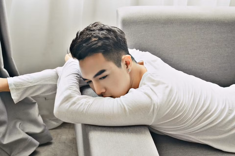 Danh tính và những hình ảnh đời thường của Minh Châu được nhiều dân mạng chia sẻ. Các bạn trẻ đã cũng so sánh vẻ ngoài điển trai, chiếc mũi cao như Tây rất quyến rũ của Minh Châu với một số ca sĩ, thần tường ở Trung Quốc, Hàn Quốc. Người mà Minh Châu được so sánh nhiều nhất là ca sĩ Ngô Diệc Phàm, thành viên nhóm EXO đình đám.