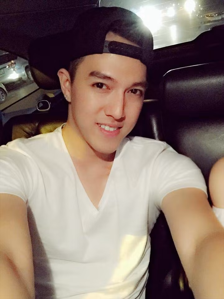 Theo tìm hiểu, hot boy hát trong xem đẹp trai tên thật là Nguyễn Minh Châu, nickname Bob Nguyễn, sinh năm 1993, hiện đang sinh sống và làm việc tại Hà Nội. Nhiều dân mạng đã sớm nhận ra Minh Châu từng là một gương mặt tham gia chương trình Học viện Ngôi sao năm ngoái cùng với ca sĩ Hoà Minzy.
