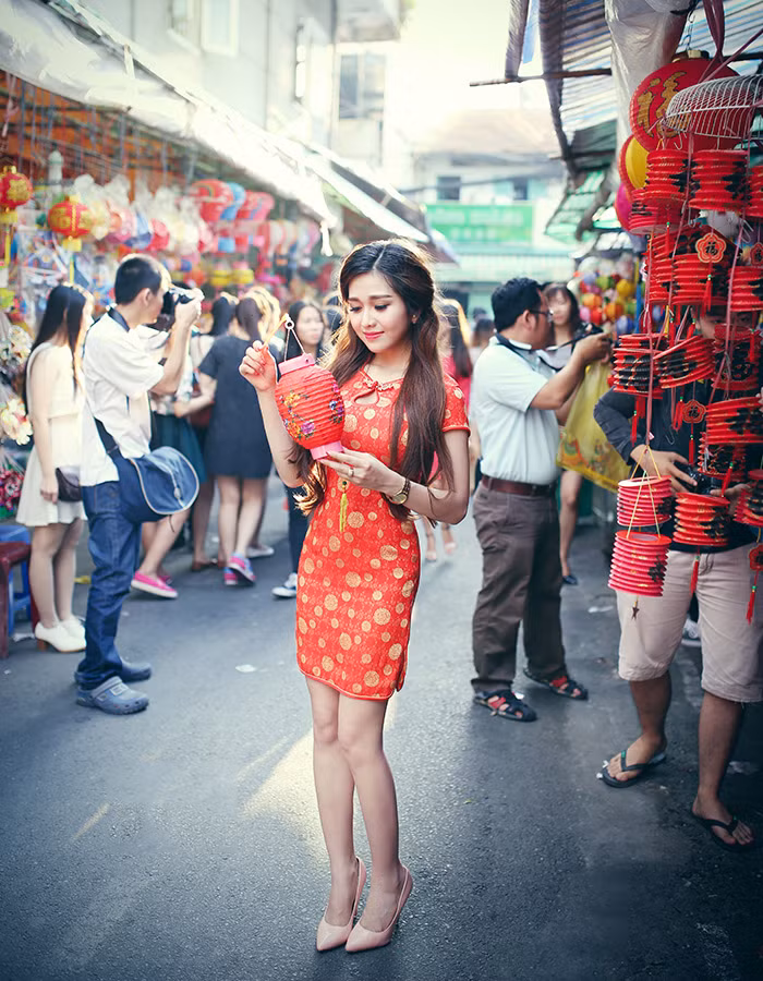 Hot girl lang lo khoe dang nuot tren pho Trung thu