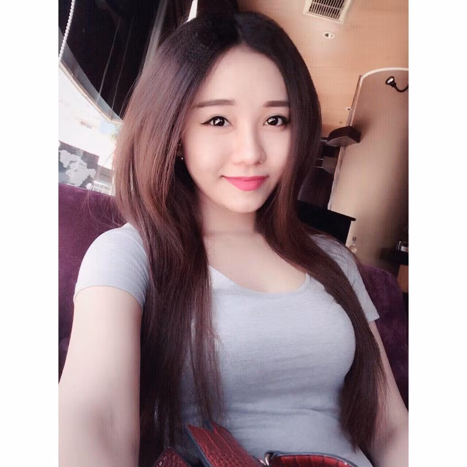 Những sự thay đổi tích cực này khiến bản thân Lê Nguyệt tự tin hơn trong cuộc sống, tuy nhiên chính nó cũng đem lại khá nhiều phiền phức, đưa cô vào cảnh dở khóc dở cười. Từng có thời gian Nguyệt khá buồn lòng khi ai cũng cho rằng để có được nhan sắc như hiện nay cô đã phải trải qua rất nhiều ca phẫu thuật thẩm mỹ.